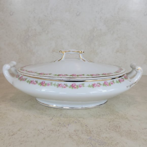 Limoges Other - M.RENDO LIMOGES porcelaine covered vegetable bowl